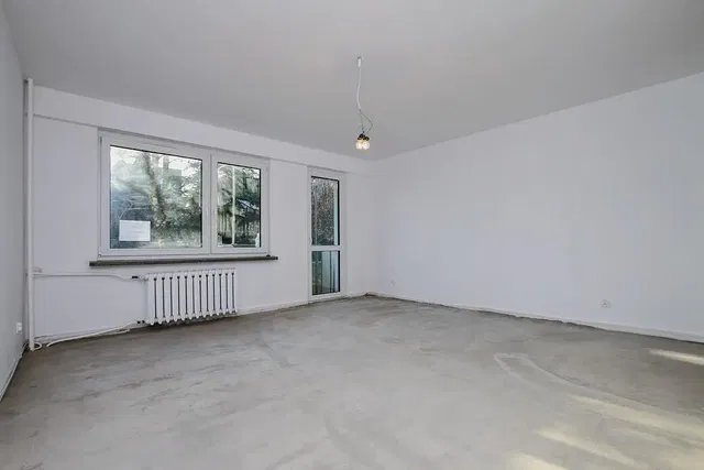 Salon; lumière naturelle, nécessite rénovation