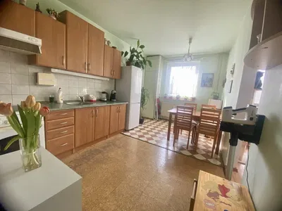 مطبخ; أجهزة المطبخ, أرضية من البلاط, ضوء طبيعي