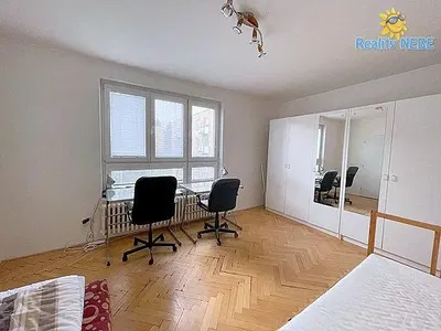 Schlafzimmer; holzboden, tageslicht