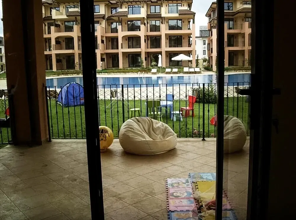 Habitación infantil; vista, suelo de baldosas, luz natural