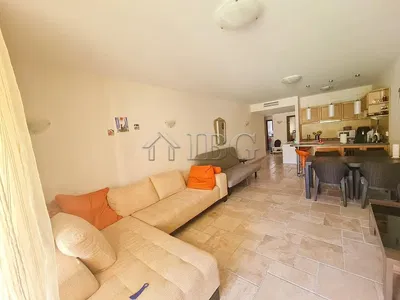 Salón; suelo de baldosas, luz natural