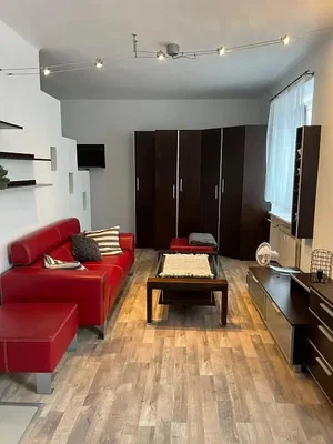 Wohnzimmer; holzboden, tageslicht, moderner stil