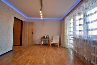 Soggiorno; pavimento in legno, luce naturale, stile moderno