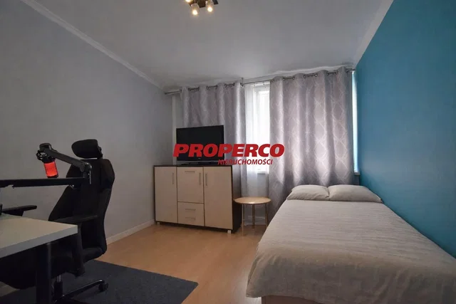 Schlafzimmer; holzboden, tageslicht, moderner stil