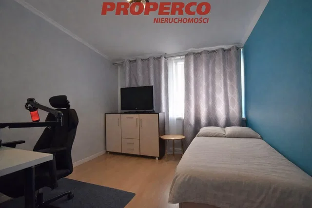Dormitorio; suelo de madera, luz natural, estilo moderno