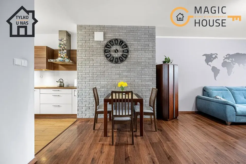 Oturma odası; ahşap zemin, modern stil, doğal ışık