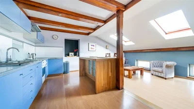 Cuisine; poutres en bois, parquet, lumière naturelle