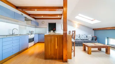 Cuisine; électroménager, poutres en bois, parquet, lumière naturelle