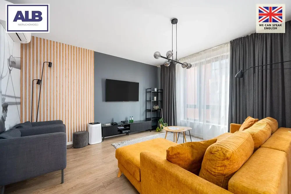 Oturma odası; modern stil, ahşap zemin, doğal ışık