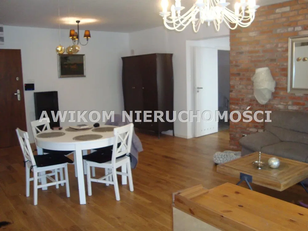 Dnevni boravak; drveni pod, moderan stil
