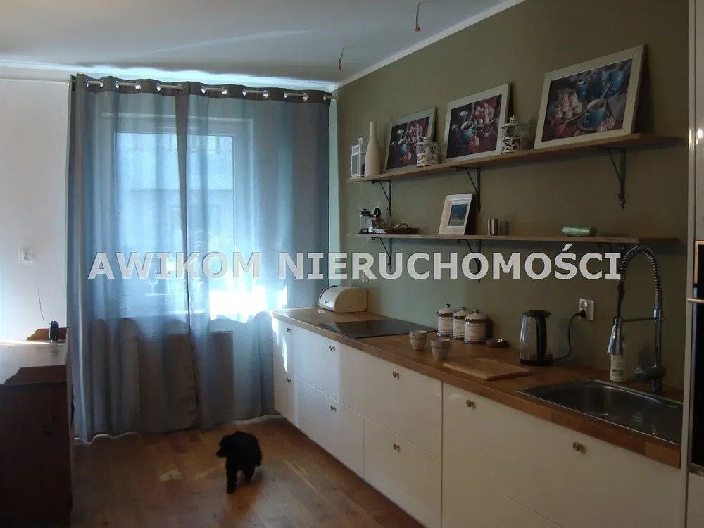 Kuhinja; drveni pod, prirodna svjetlost, moderan stil