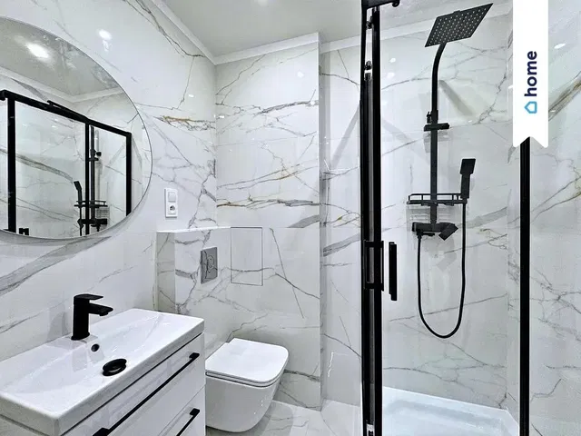 Salle de bain; carrelage, rénové, lumière naturelle, style moderne