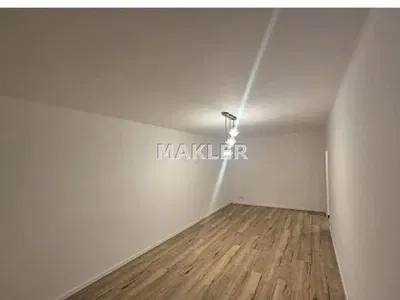 Остало; дрвени под, природно светло