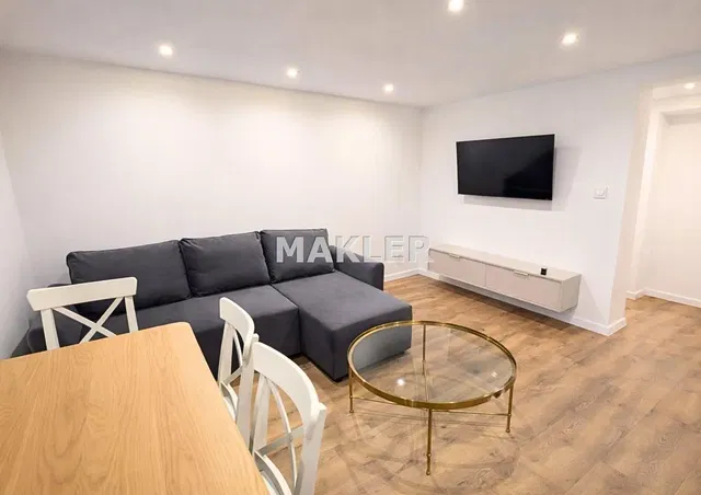 Salon; style moderne, parquet, lumière naturelle