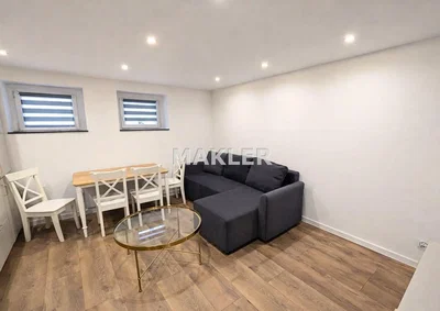 Oturma odası; modern stil, ahşap zemin, doğal ışık