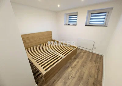 Yatak odası; ahşap zemin, doğal ışık