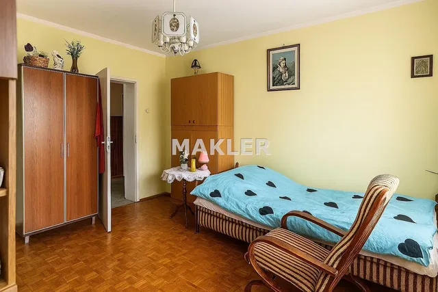 Spálňa; drevená podlaha, prirodzené svetlo