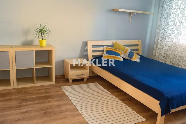 Spálňa; drevená podlaha, prirodzené svetlo, moderný štýl