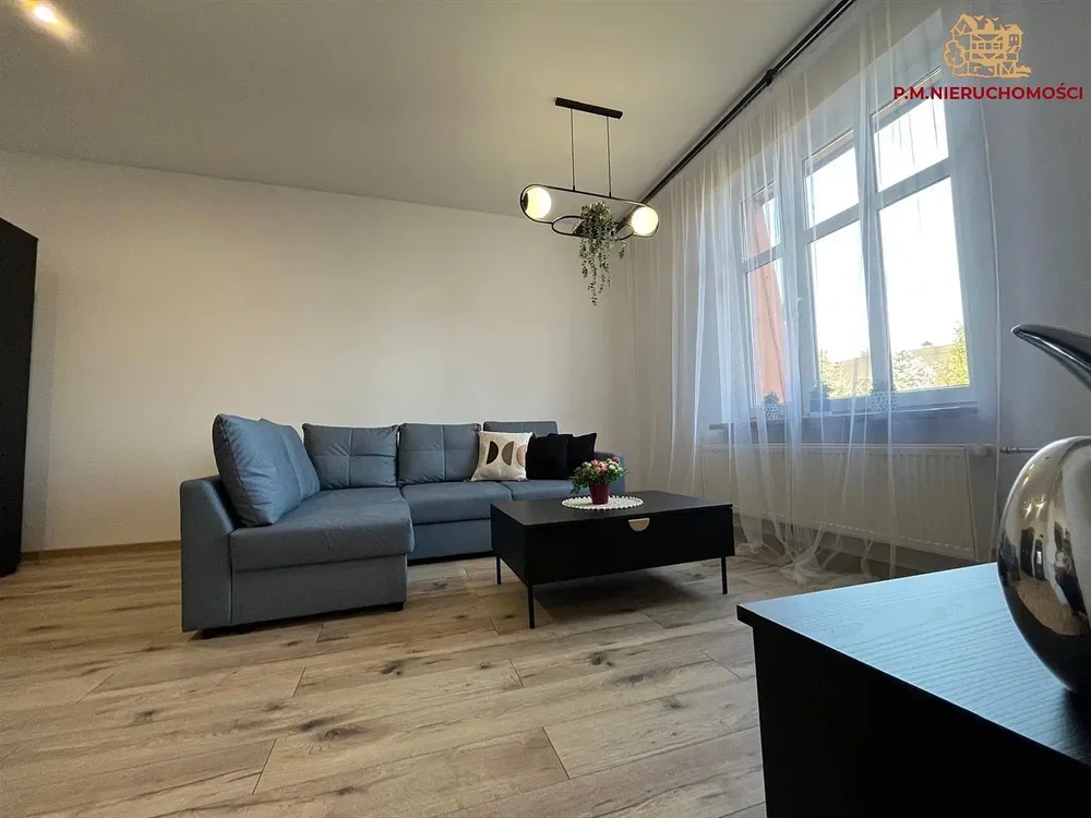 Salon; lumière naturelle, style moderne, parquet