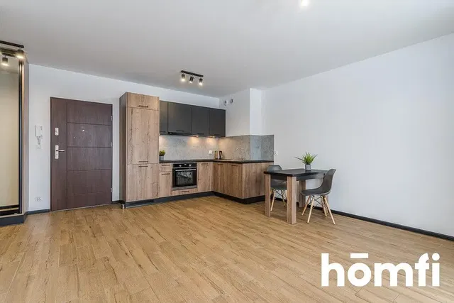 Kuchyňa; kuchynské spotrebiče, drevená podlaha, prirodzené svetlo, moderný štýl