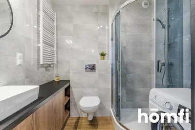 Badezimmer; fliesenboden, renoviert, tageslicht, moderner stil