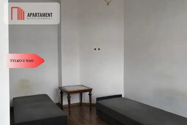 Chambre; parquet, nécessite rénovation