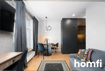 Oturma odası; ahşap zemin, doğal ışık, modern stil