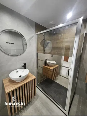 Salle de bain; carrelage, rénové, lumière naturelle, style moderne