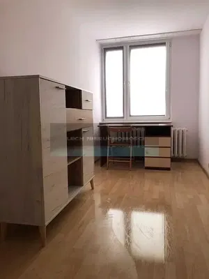 Yatak odası; ahşap zemin, doğal ışık