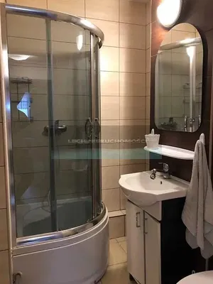 Banyo; fayans zemin, doğal ışık, tadilatlı