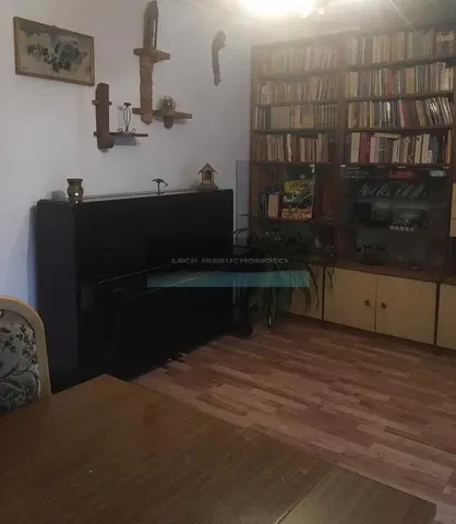 Salon; parquet, style rustique, lumière naturelle