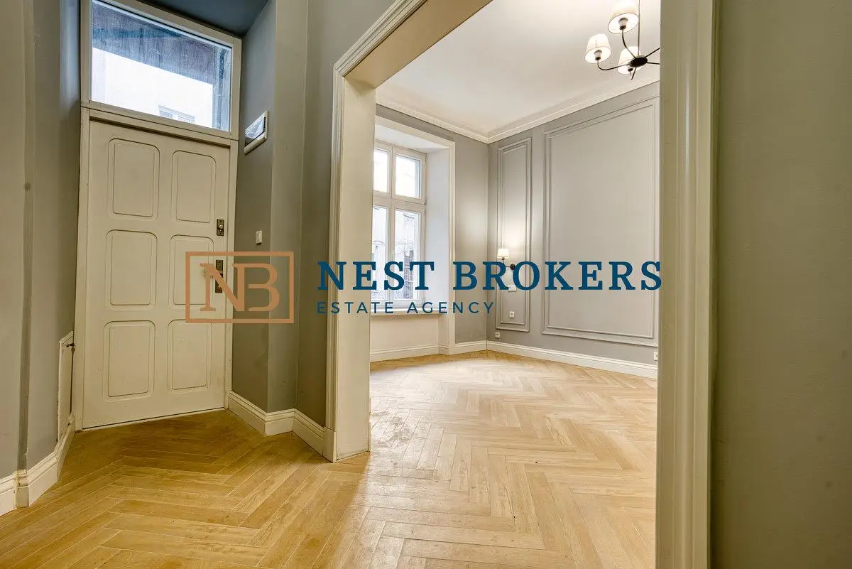 Дневна соба; дрвени под, природно светло