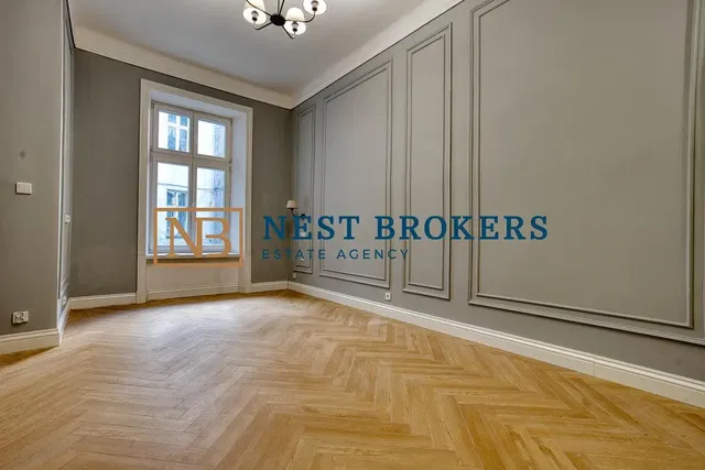 Дневна соба; дрвени под, природно светло, модерни стил