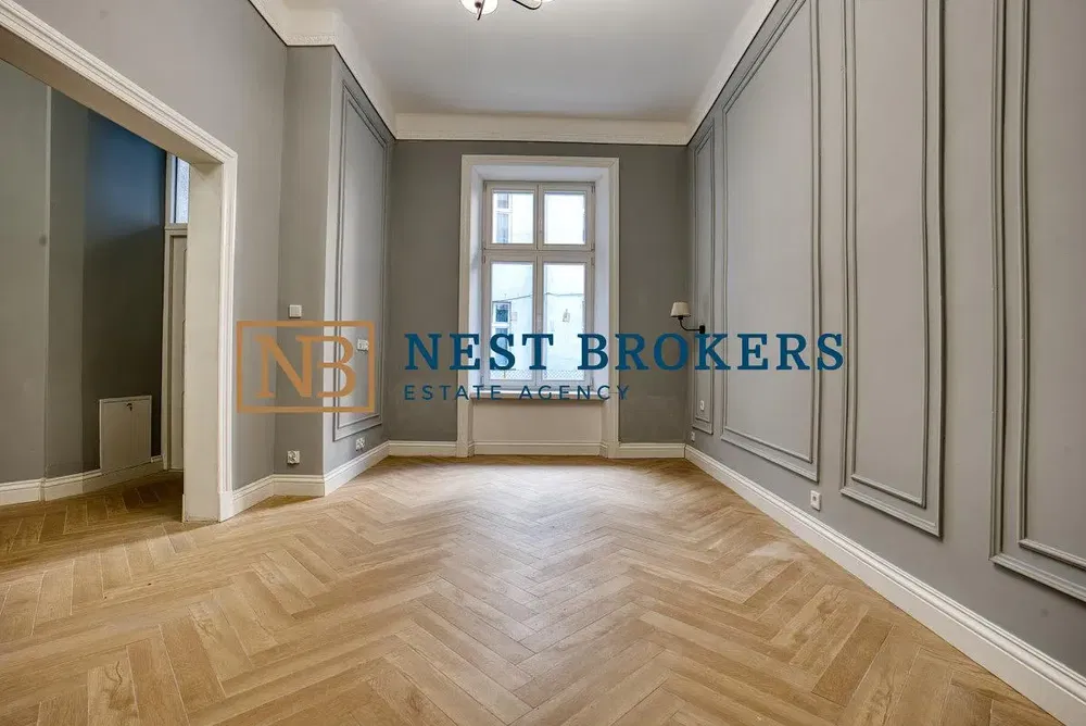 Дневна соба; дрвени под, природно светло