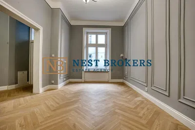 Дневна соба; дрвени под, природно светло