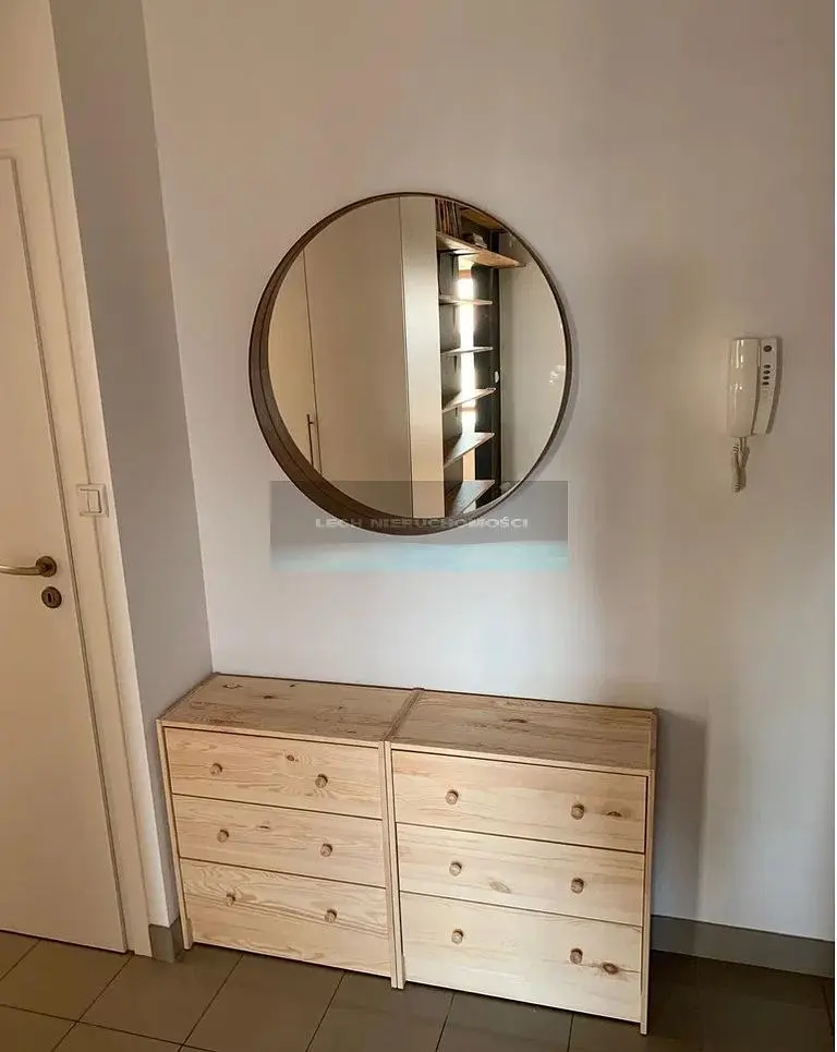 Гардероба; дрвени под, плочице