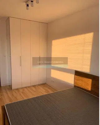 Спаваћа соба; дрвени под, природно светло