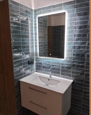 Купатило; плочице, реновиран, природно светло, модерни стил