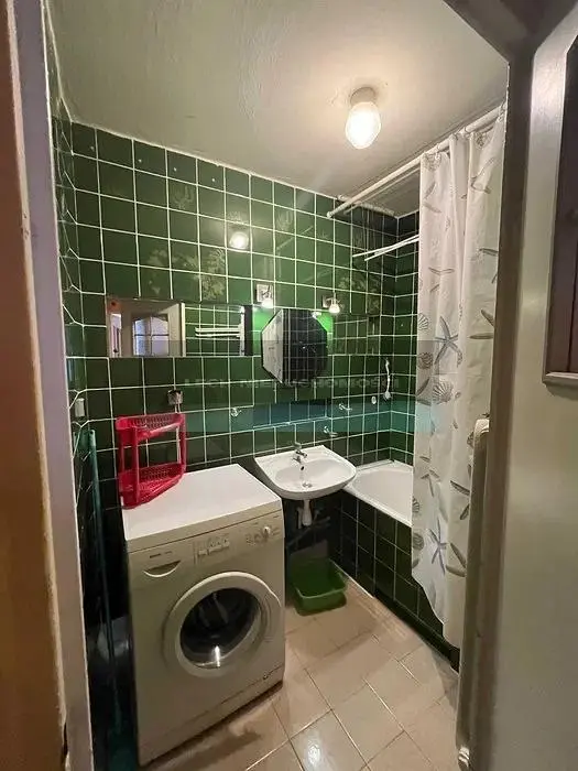 Banyo; fayans zemin, tadilat gerekiyor