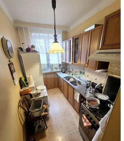 Кухиња; кухињски апарати, природно светло, плочице, рустикални стил