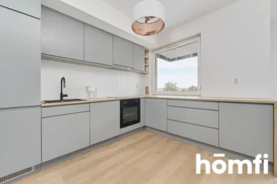 Mutfak; mutfak aletleri, manzara, ahşap zemin, doğal ışık, modern stil