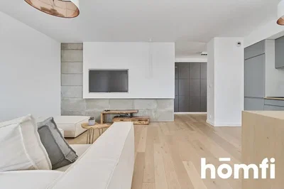 Oturma odası; doğal ışık, ahşap zemin, modern stil