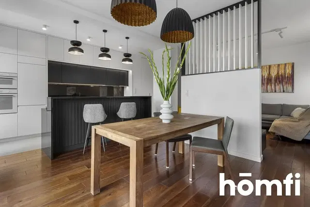 Kuchyňa; kuchynské spotrebiče, drevená podlaha, moderný štýl, prirodzené svetlo