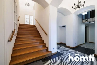 Кућа и околина; дрвени под, високи плафони, природно светло