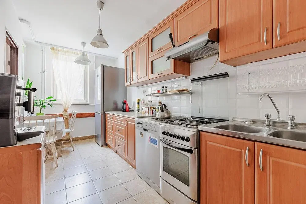Kuhinja; kuhinjski aparati, pločice, prirodno svjetlo, moderni stil