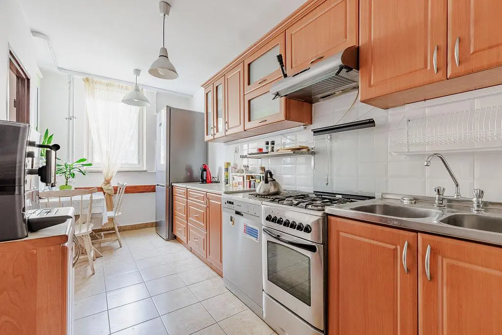 Kuhinja; kuhinjski aparati, pločice, prirodno svjetlo, moderni stil