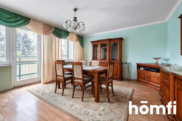 Dnevna soba; drveni pod, moderni stil