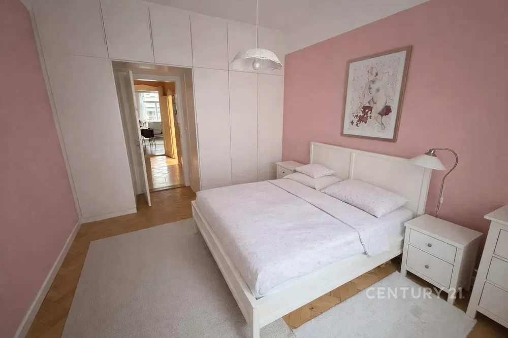 Spavaća soba; prirodna svjetlost, moderan stil