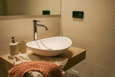 Badezimmer; fliesenboden, renoviert, tageslicht, moderner stil