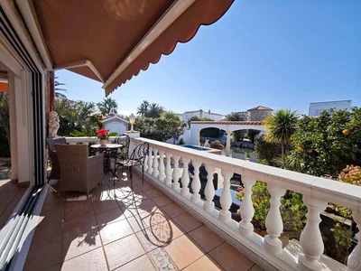 Balkon; výhled, dlažba, přirozené světlo